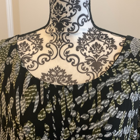 NWOT.  Woman’s long sleeve cocoon style top with rounded neck & fitted sleeves. - Picture 2 of 9